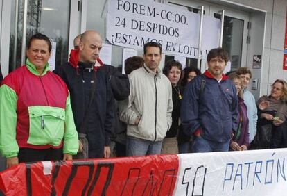 Trabajadores de Forem manifestándose ante la sede de Santiago.