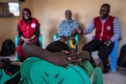 Fatou —trabajadora social de la Cruz Roja—, se sienta en una silla de plástico junto a Alí. Reflexiona sobre la importancia de los lazos afectivos y desgrana una simple estrategia para retomar el vínculo familiar. Es uno de los objetivos de este centro: promover el retorno de los niños a sus hogares, siempre y cuando su seguridad y cuidado estén garantizados. 

Con la información recogida por Fatou, la policía investiga el origen de las niñas, niños y sus familias. Este proceso se inicia con una llamada telefónica a los padres explicando las vivencias de los menores y luego realizan preguntas abiertas para comenzar a valorar la receptividad que permitan avanzar en la posibilidad del retorno.