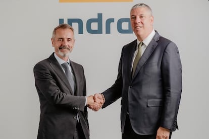 El presidente de Indra, Marc Murtra, junto al nuevo CEO, José Vicente de los Mozos.