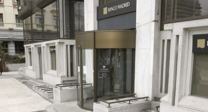 Un cliente de Banco Madrid, quien asegura tener en la entidad 740.000 euros, responde a las preguntas de los periodistas a la entrada del banco, filial del banco andorrano intervenido por la CNMV, Banca Privada d&#039;Andorra (BPA).