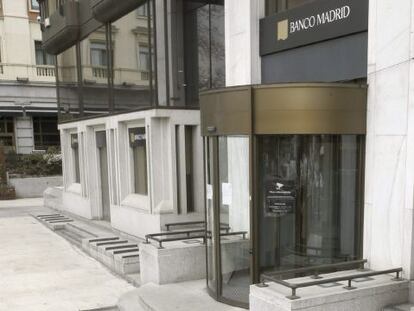 Un cliente de Banco Madrid, quien asegura tener en la entidad 740.000 euros, responde a las preguntas de los periodistas a la entrada del banco, filial del banco andorrano intervenido por la CNMV, Banca Privada d&#039;Andorra (BPA).