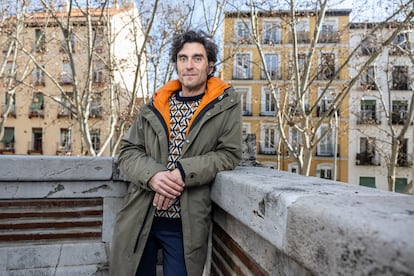 David Remartnez, editor, autor y periodista, en la Plaza del General Vara de Rey, Madrid, el 17 de febrero de 2025.