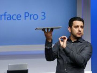 Panos Panay presenta el nuevo modelo de Surface, ayer en Nueva York. reuters