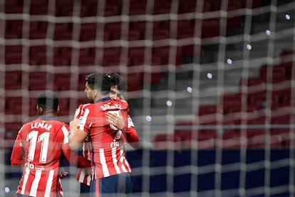 Lemar, Suárez y João Félix celebran el gol del portugués.