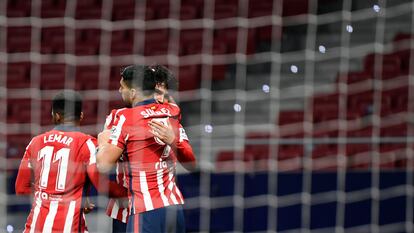 Lemar, Suárez y João Félix celebran el gol del portugués.