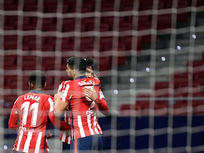 Lemar, Suárez y João Félix celebran el gol del portugués.