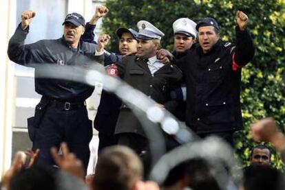 Policías, bomberos y miembros de la Guardia Nacional se unen a una manifestación en Túnez capital.