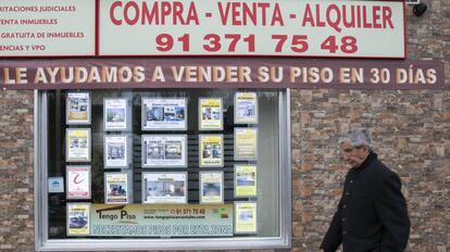 Escaparate de una inmobiliaria en la carretera de Vic&aacute;lvaro.