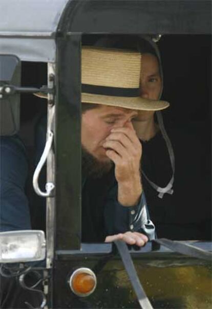 Una pareja amish, cerca de la escuela donde sucedió la matanza.