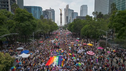 Vista aérea de la marcha LGBTQ+ en Ciudad de México que se realizó este sábado. El recorrido arrancó en el Ángel de la Independencia con destino al Zócalo capitalino.