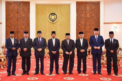 De izquierda a derecha, ocho de los nueve sultanes de Malasia durante la votación del nuevo rey este jueves en Kuala Lumpur (Malasia), por el que se ha coronado rey al sultán de Pahang, Tengku Abdullah.
