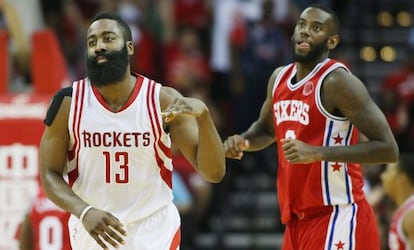 Harden celebra un triple ante Sampson.