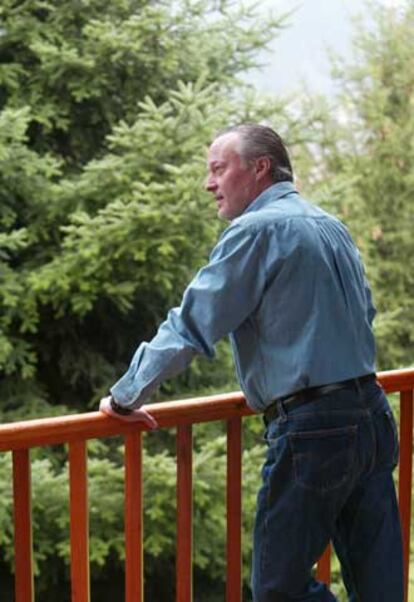 Josep Piqué, en la terraza de su residencia de verano en el Pirineo.