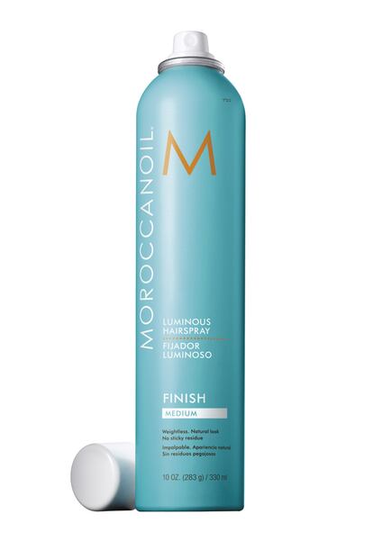 Fijación, sujeción y cuidado en tu recogido con la Laca Luminosa de Moroccanoil. Contiene aceite de argán que hidrata y evita que el cabello se reseque, además de proporcionar un brillo que muy pocas lacas en el mercado pueden ofrecer. Cuesta 21,40 euros y se vende en salones de peluquería.