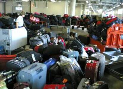 Las maletas se acumulan en el patio de tratamiento de equipajes de terminal del aeropuerto de Barajas. EFE/Archivo