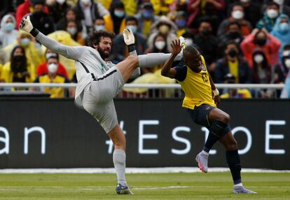 El portero brasileño, Alisson, en el despeje en el que se encontró con Enner Valencia.