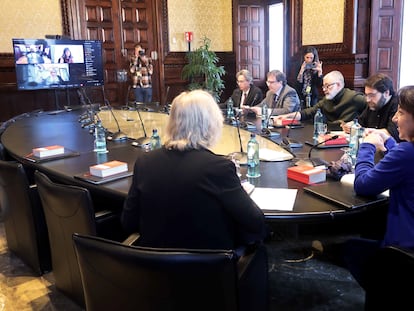 Reunión de la Mesa del Parlament. En primer término, a la derecha, la presidenta Anna Erra.