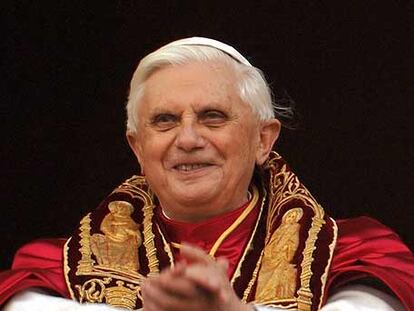 Joseph Ratzinger, Benedicto XVI, tras ser elegido Papa en 2005.
