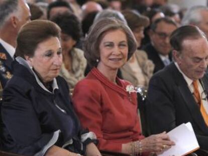 La infanta Margarita y su esposo Carlos Zurita, con la reina Sof&iacute;a.