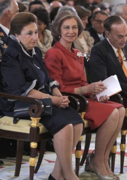 La infanta Margarita y su esposo Carlos Zurita, con la reina Sof&iacute;a.