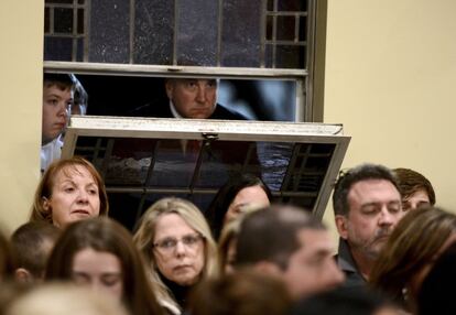 Asistentes a los actos religiosos de ayer por la tarde en la iglesia St. Rose of Lima.