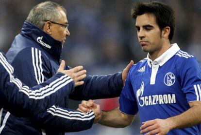 El entrenador del Schalke, Felix Magath, saluda a Jurado en el partido del sábado contra el Friburgo.