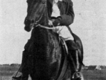 León Tolstói monta a caballo en Krekshino (Rusia) en 1909.