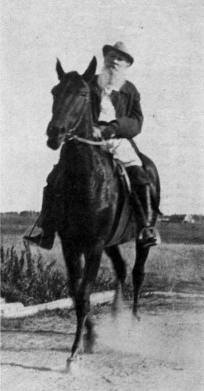 León Tolstói monta a caballo en Krekshino (Rusia) en 1909.