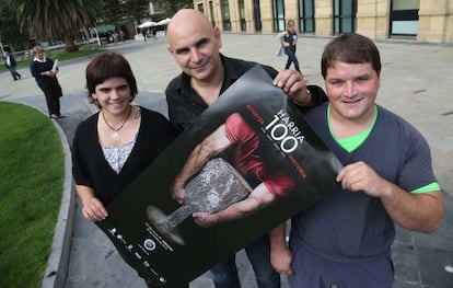 Los 'harrijasotzailes' Idoia Etxebarria y Aimar Irigoien (derecha), junto a Joseba Urretabizkaia, esta mañana en San Sebastián.