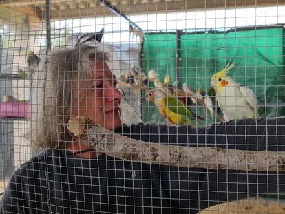 Gladys Freginals, directora del centro, junto a una de las jaulas de pájaros. / MARTA RODRÍGUEZ