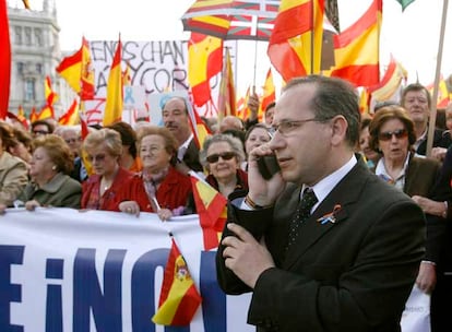 El líder del PP, Mariano Rajoy, flanqueado por la presidenta del partido en el País Vasco, María San Gil, y la concejala popular de Azkoitia (Guipúzcoa), Pilar Elías, saluda desde la cabecera de la manifestación.