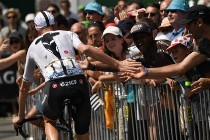 El británico Christopher, choca la mano con los aficionados, antes de la sexta etapa de la 105ª edición de la carrera ciclista Tour de France, entre Brest y Mur-de-Bretagne Guerledan, oeste de Francia, el 12 de julio de 2018.