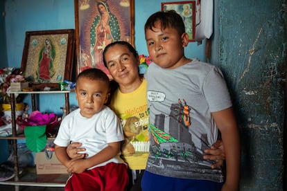 Sanjuana Maldonado y sus hijos, Juan y David en Charco Cercado, el 26 de junio del 2024.