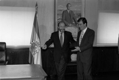 Alfredo Pérez Rubalcaba (izquierda), durante el traspaso de cartera al recién nombrado ministro de la Presidencia, Francisco Álvarez-Cascos, el 6 de mayo de 1996. Tras ganar las elecciones el Partido Popular dirigido por José María Aznar.