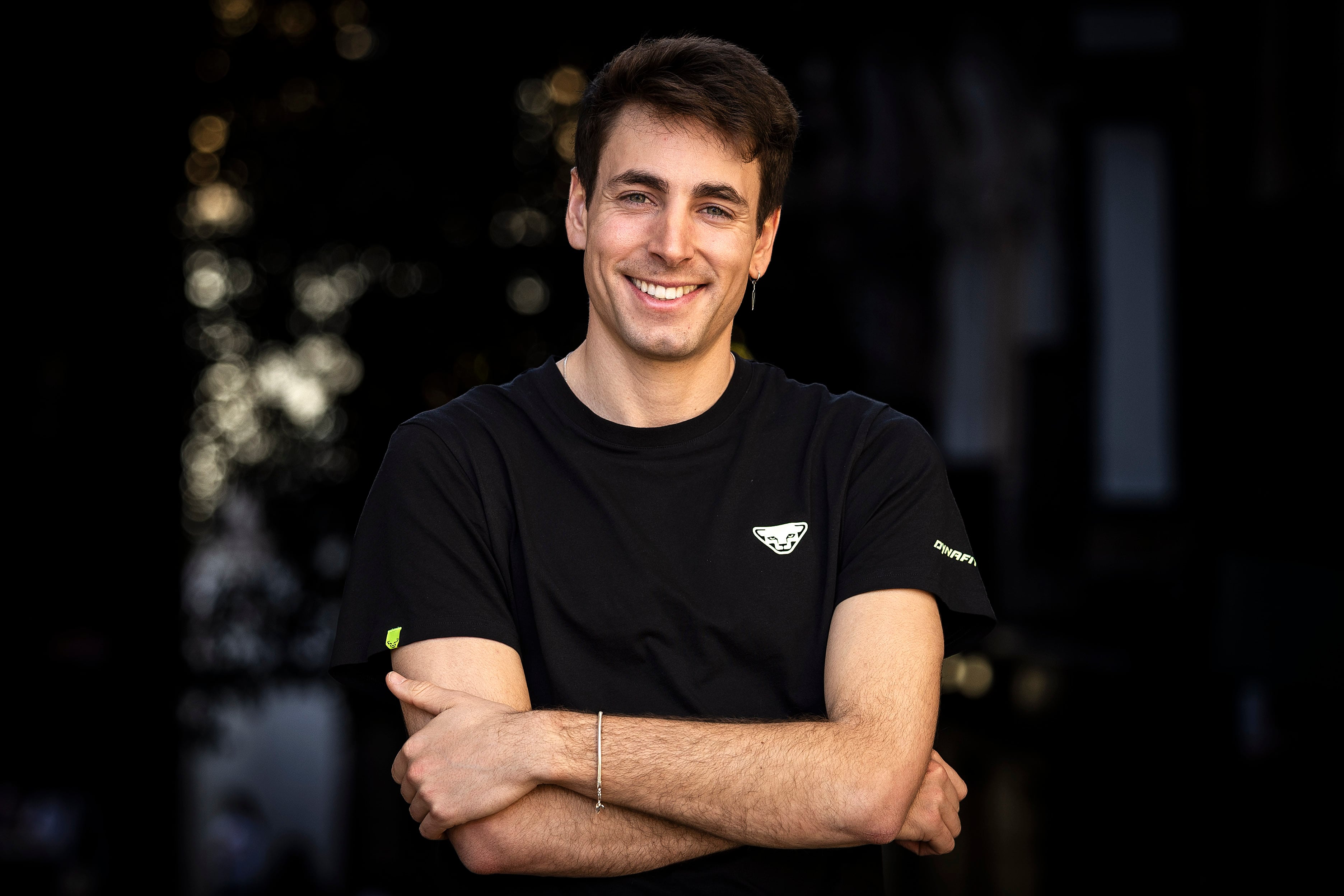 Oriol Cardona posa tras la entrevista en una entrada de la Plaza Mayor de Madrid.
