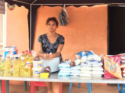 Teresa González fez da calçada uma venda onde tem até camisinha.