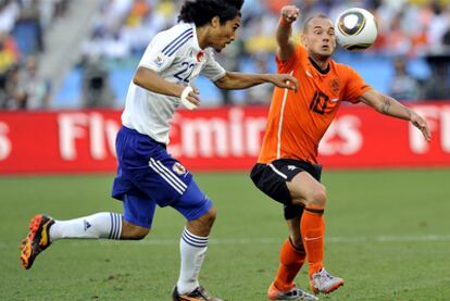 Sneijder controla el balón ante el japonés Nakazawa.