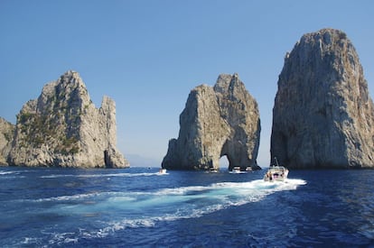 Los farallones de Capri son uno de los iconos paisajísticos de la isla italiana. Un buen lugar para contemplarlos es la sinuosa Via Krupp.