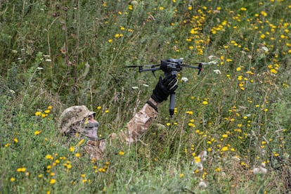 Un soldado voluntario sostiene un dron utilizado para lanzar explosivos en un área de entrenamiento en las afueras de Kiev, Ucrania, en 2022.