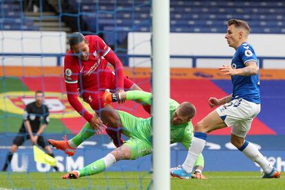 Pickford lesiona a Van Dijk.