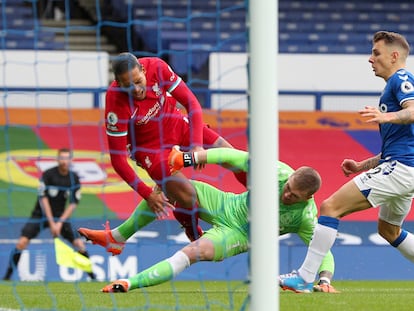 Pickford lesiona a Van Dijk.