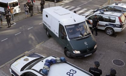 El furgón de la Guardia Civil con Rosario Porto y Alfonso Basterra, hoy a la entrada del juzgado de Santiago.