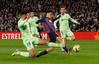 Pedri remata para marcar el único gol del Barcelona ante el Getafe este domingo.