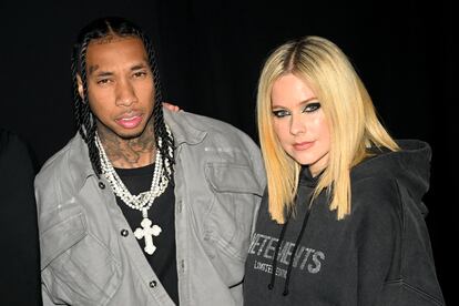 Avril Lavigne y Tyga. La cantante y el rapero ya eran amigos antes de convertirse en pareja. Sin embargo, en febrero se les empezó a ver en una actitud amorosa y al final confirmaron su relación, dejando de ocultar los besos y las caricias. Lo hicieron solo unos días después de que Lavigne rompiera con el también músico Mod Sun, con quien estaba prometida. Pero no funcionaron ninguna de las dos relaciones. El noviazgo entre Tyga ―que también estuvo saliendo con la modelo Kylie Jenner― y Lavigne duró cuatro meses. Después decidieron darle prioridad a su relación como amigos antes de terminar mal y se convirtió en la segunda ruptura de la cantante en 2023. Le queda como recuerdo una gargantilla que le regaló el rapero durante su noviazgo y que ella ha usado en su última gira, valorada en más de 80.000 dólares.