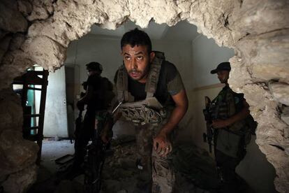 Agentes del Servicio Iraquí de Lucha contra el Terrorismo avanzan dentro de una casa de la Ciudad Vieja de Mosul, durante la ofensiva en curso para recuperar la ciudad de los combatientes del Estado Islámico.