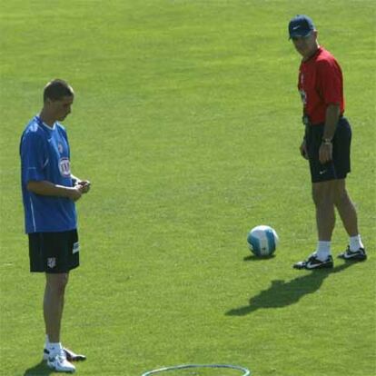 Fernando Torres y Javier Aguirre, su entrenador, ayer durante el entrenamiento del Atlético.