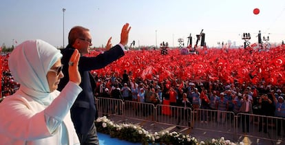 Erdogan y su esposa durante un acto de recuerdo a las v&iacute;ctimas del golpe de estado. 