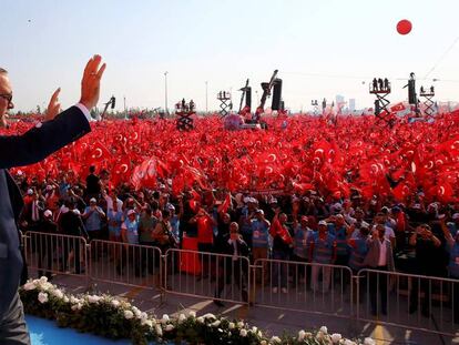 Erdogan y su esposa durante un acto de recuerdo a las v&iacute;ctimas del golpe de estado. 