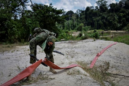 Un miembro de IBAMA participa en un operativo contra la minería ilegal en tierras indígenas yanomami.