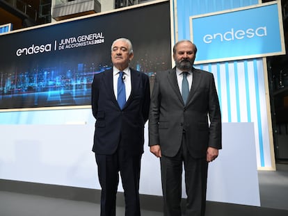 El consejero delegado de Endesa, José Bogas y el presidente, Juan Sánchez-Calero, durante la junta general de accionistas.